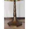 Lampa z mosiądzowanego metalu.